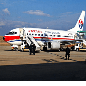 西双版纳机场空运航空快运业稳步发展的原因是什么？